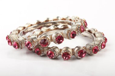 halhal, beyaz zemin üzerine izole Hint bilezik