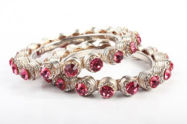 halhal, beyaz zemin üzerine izole Hint bilezik