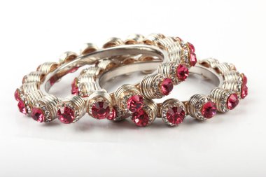 halhal, beyaz zemin üzerine izole Hint bilezik