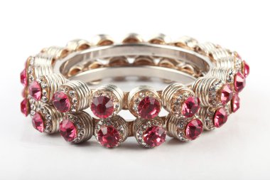 halhal, beyaz zemin üzerine izole Hint bilezik