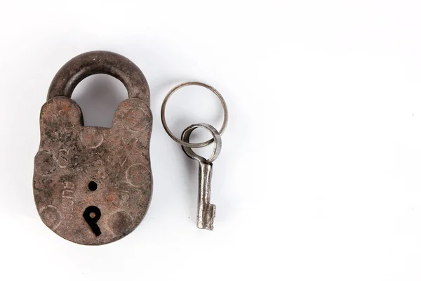 Old padlock and key. Isolated with clipping path — Stock Photo, Image