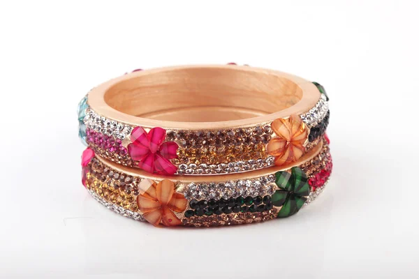 Bangle, pulseiras indianas isoladas no fundo branco — Fotografia de Stock