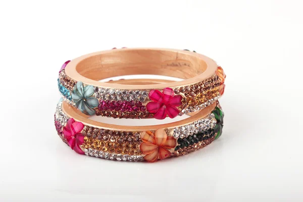Bracelet, bracelets indiens isolés sur le fond blanc — Photo