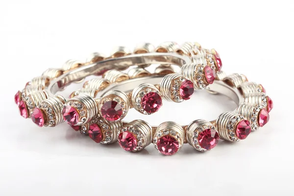 halhal, beyaz zemin üzerine izole Hint bilezik