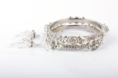 halhal, beyaz zemin üzerine izole Hint bilezik