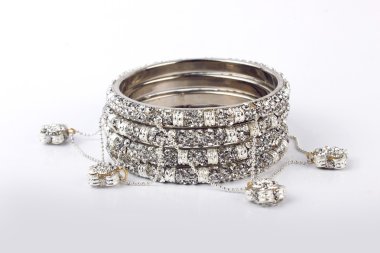 halhal, beyaz zemin üzerine izole Hint bilezik