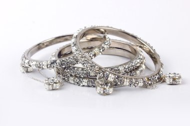 halhal, beyaz zemin üzerine izole Hint bilezik