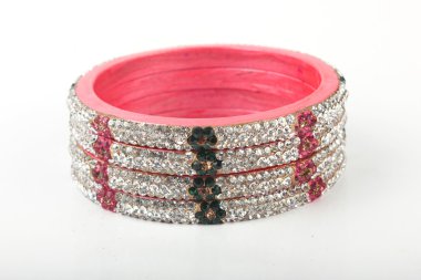 halhal, beyaz zemin üzerine izole Hint bilezik