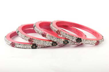 halhal, beyaz zemin üzerine izole Hint bilezik