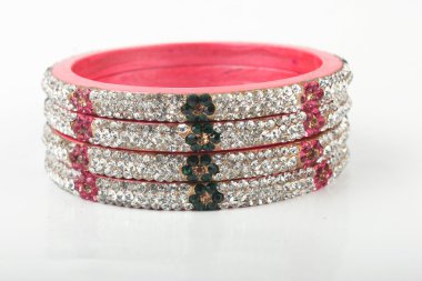 halhal, beyaz zemin üzerine izole Hint bilezik