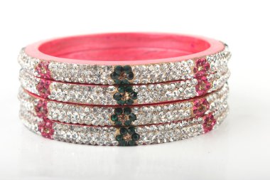 halhal, beyaz zemin üzerine izole Hint bilezik