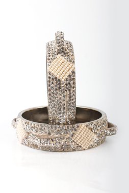 halhal, beyaz zemin üzerine izole Hint bilezik