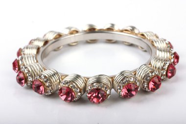 halhal, beyaz zemin üzerine izole Hint bilezik