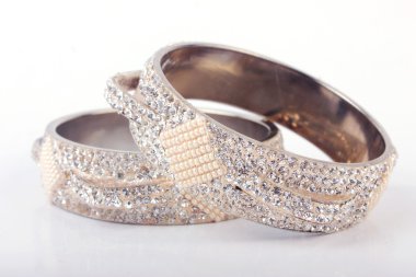 halhal, beyaz zemin üzerine izole Hint bilezik