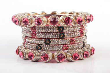 halhal, beyaz zemin üzerine izole Hint bilezik