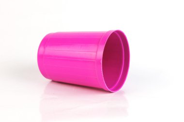 beyaz zemin üzerine plastik cam