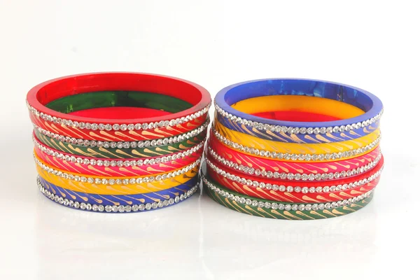 Bangle, pulseiras indianas isoladas no fundo branco — Fotografia de Stock