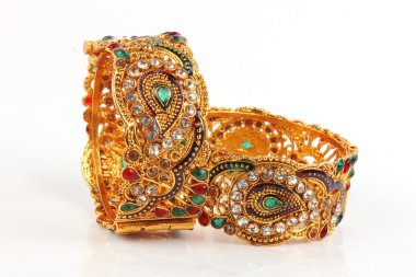 halhal, beyaz zemin üzerine izole Hint bilezik