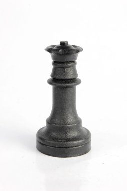 Beyaz arkaplanda izole edilmiş satranç taşları