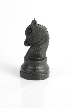 Beyaz arkaplanda izole edilmiş satranç taşları