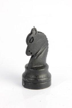 Beyaz arkaplanda izole edilmiş satranç taşları