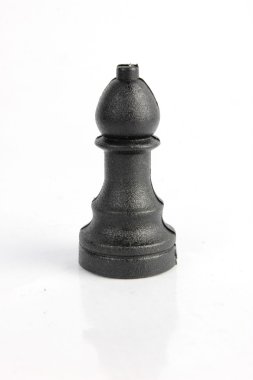 Beyaz arkaplanda izole edilmiş satranç taşları