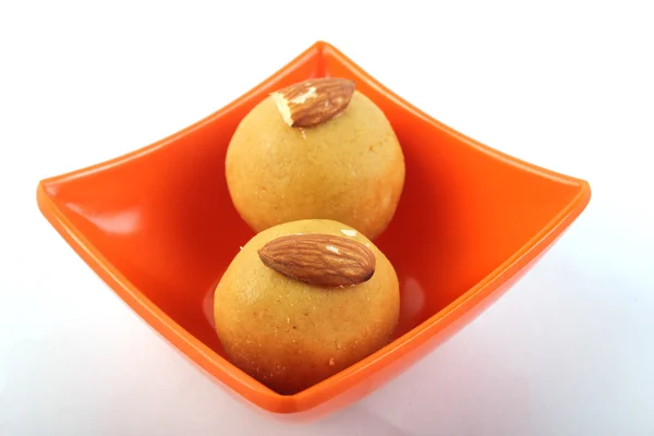 Laddu. Indian Sweet In Melamine Bowl (em inglês). Isolado em branco — Fotografia de Stock