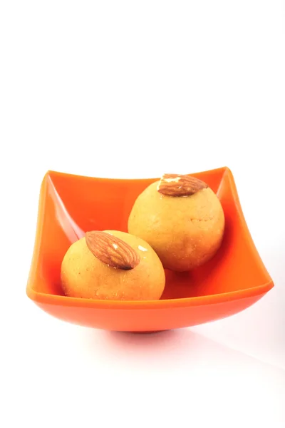 Laddu. Indian Sweet In Melamine Bowl (em inglês). Isolado em branco — Fotografia de Stock