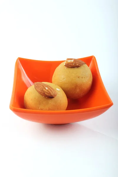 Laddu. Indian Sweet In Melamine Bowl (em inglês). Isolado em branco — Fotografia de Stock