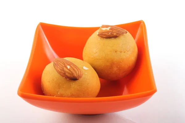 Laddu. Indian Sweet In Melamine Bowl (em inglês). Isolado em branco — Fotografia de Stock