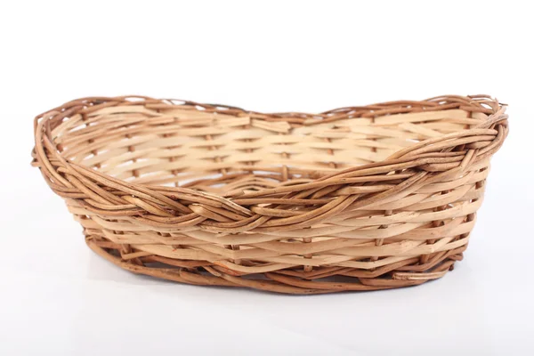 Panier en bois fait à la main isolé sur fond blanc . Photo De Stock