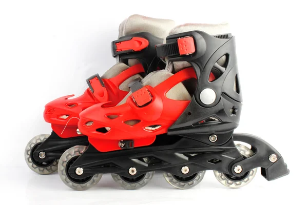 Pattini a rotelle colorati rossi e neri isolati su bianco — Foto Stock