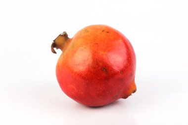 Beyaz arkaplanda izole edilmiş nar