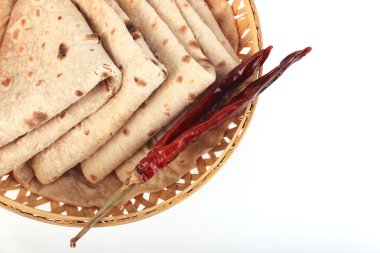 Roti Paratha beyaz izole. Hint ekmek ahşap sepeti