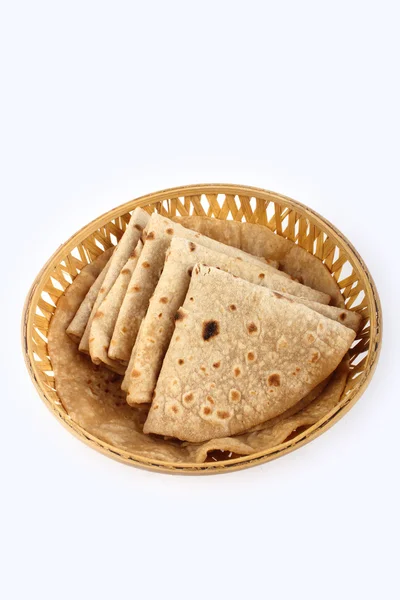 Roti Paratha aislado en blanco. Pan indio en cesta de madera — Foto de Stock