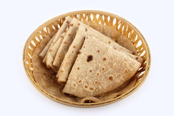 Roti Paratha aislado en blanco. Pan indio en cesta de madera — Foto de Stock