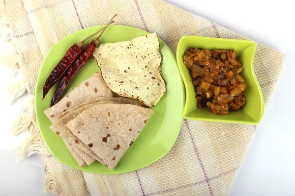 Würziges Gemüse und roti, indisches Essen mit grünem Chili. indisches Brot — Stockfoto