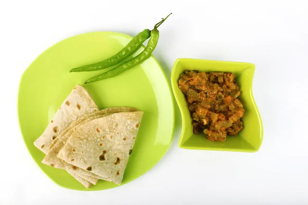 Würziges Gemüse und roti, indisches Essen mit grünem Chili. indisches Brot — Stockfoto