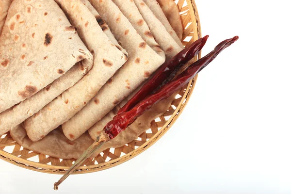 Roti Paratha isolé sur blanc. Pain indien dans un panier en bois — Photo