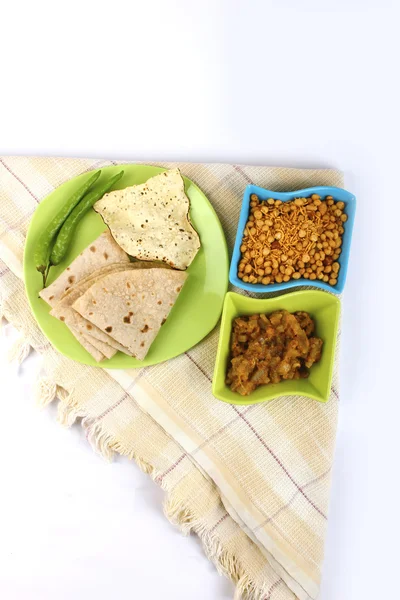 Vegetais picantes e Roti, comida indiana com pimenta verde. Pão indiano — Fotografia de Stock