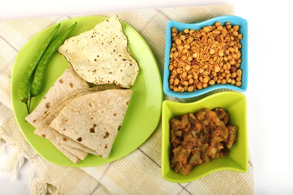 Vegetais picantes e Roti, comida indiana com pimenta verde. Pão indiano — Fotografia de Stock