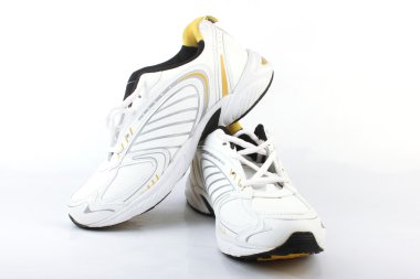 spor ayakkabıları üzerinde beyaz izole