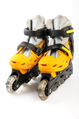 Sarı ve siyah renkli patenler üzerinde beyaz izole