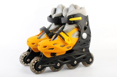 Sarı ve siyah renkli patenler üzerinde beyaz izole