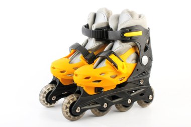 Sarı ve siyah renkli patenler üzerinde beyaz izole