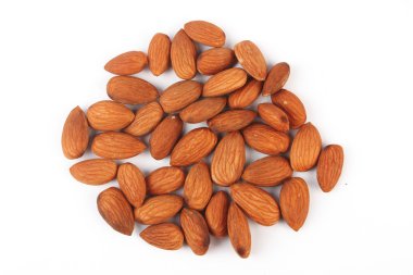 Beyaz arkaplanda izole edilmiş bademler