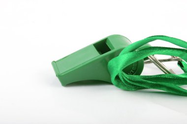 Yeşil renkli spor düdük beyaz izole