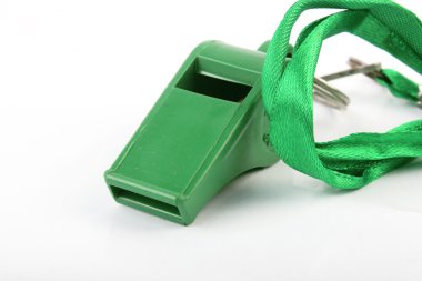 Yeşil renkli spor düdük beyaz izole