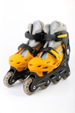 Sarı ve siyah renkli patenler üzerinde beyaz izole