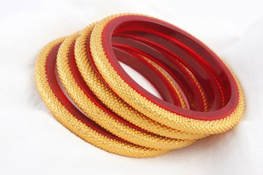 Geleneksel Hint altın bilezikler üzerinde beyaz izole